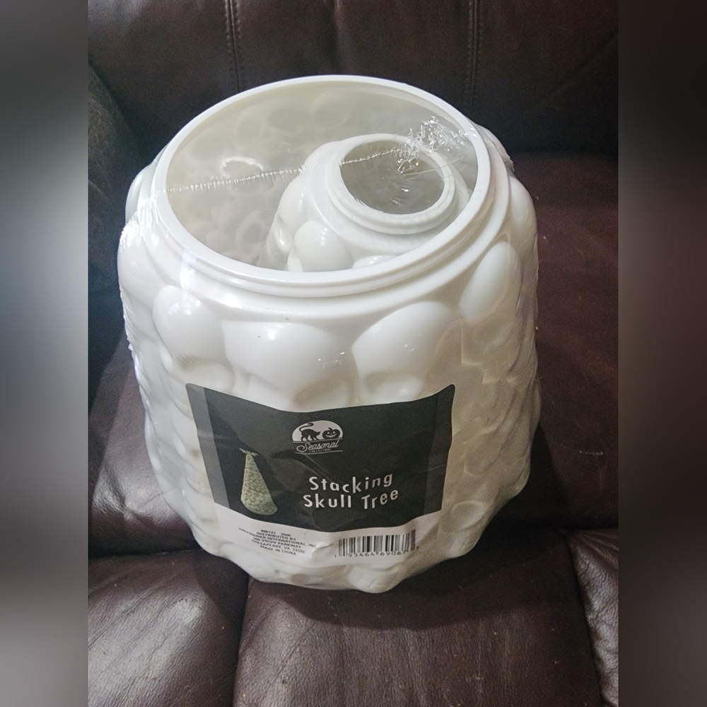 White Stacking Skull Tree